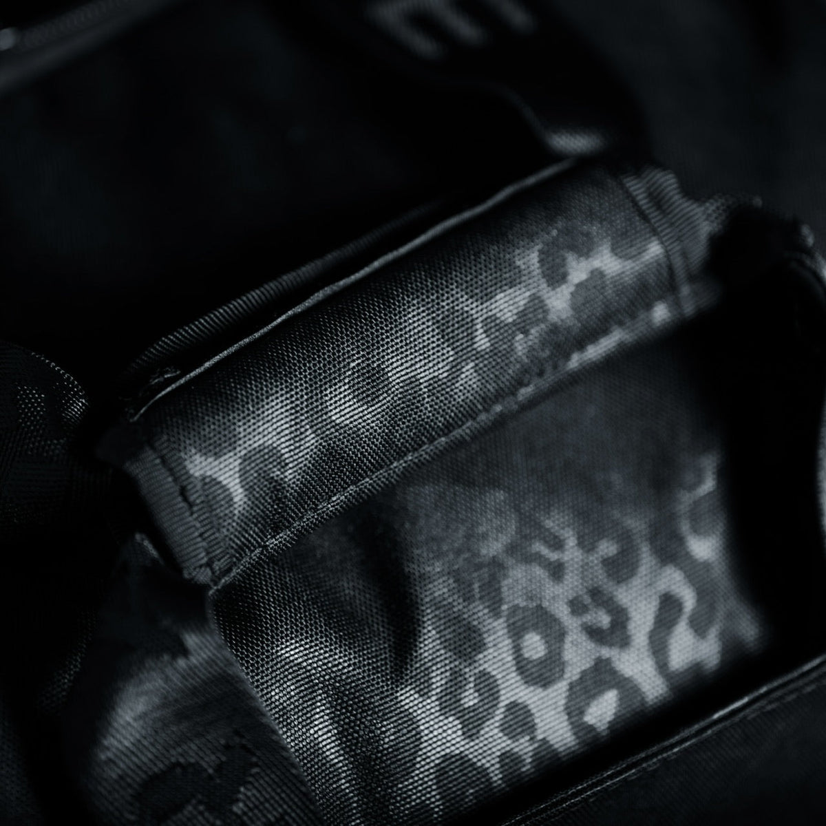 30L Perfect Duffle Bag Black Leopard - Image 8