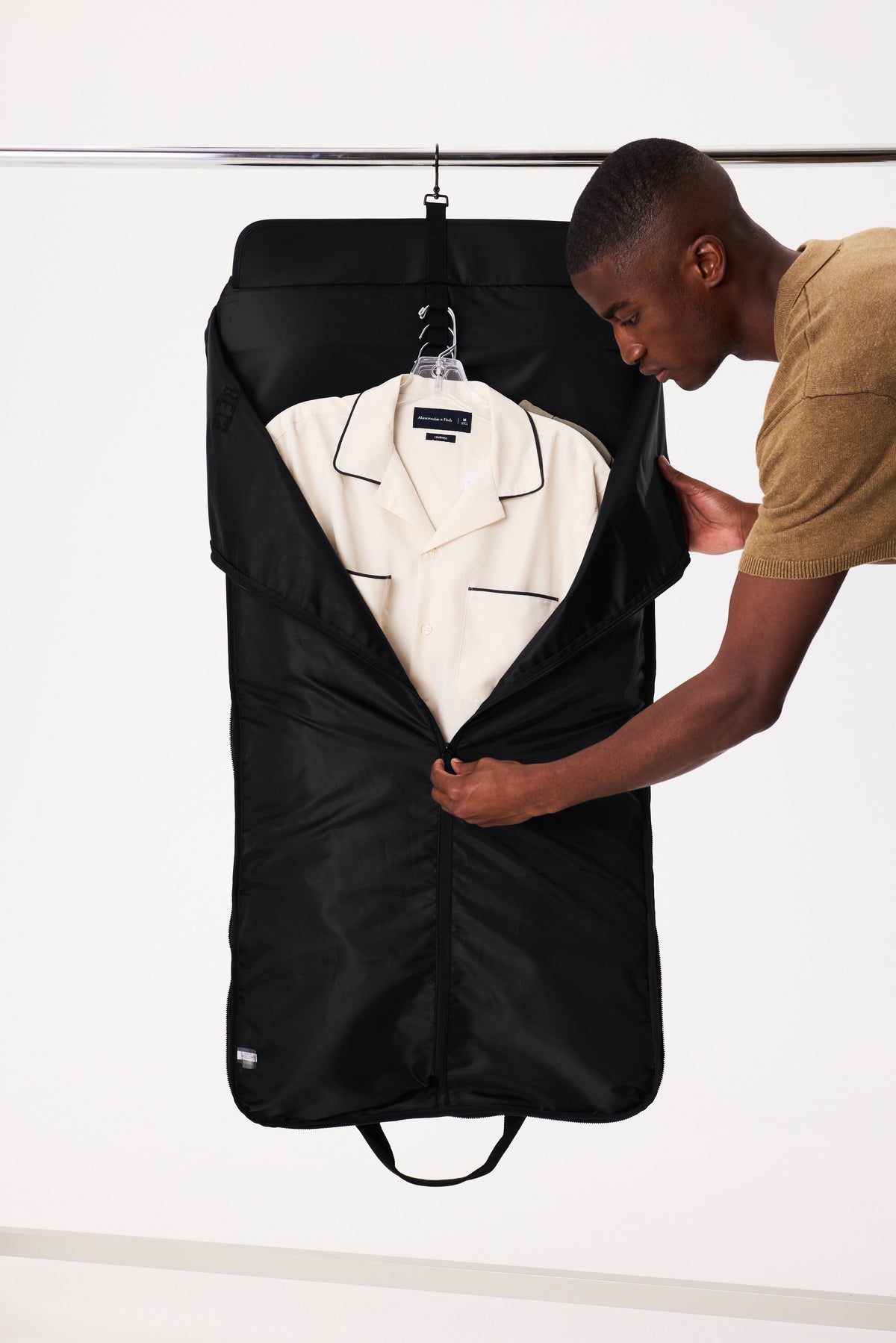Resale The Garment Duffle Bag in Black - Image 6