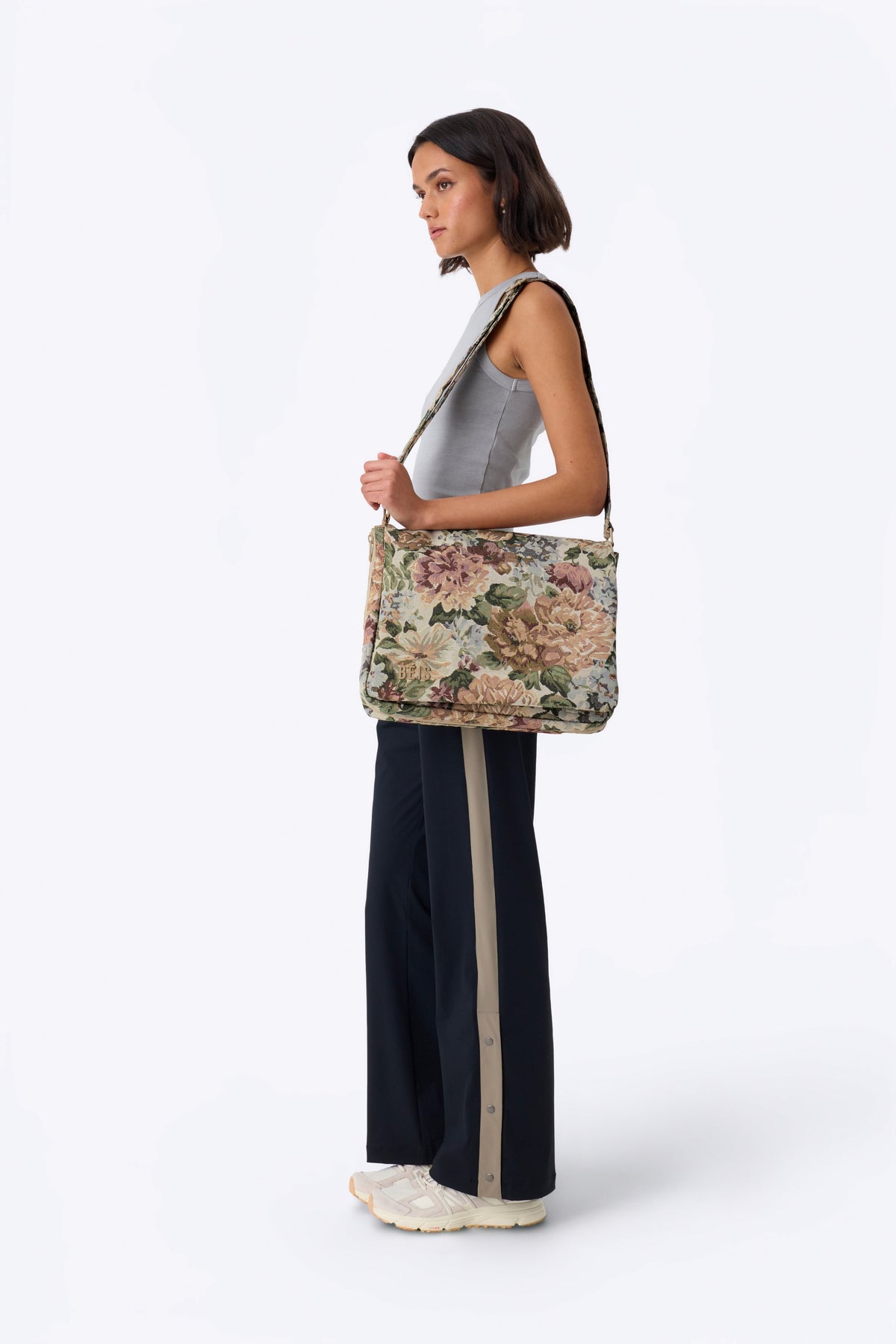 The Expandable Messenger Tote in Vintage Floral - Image 5