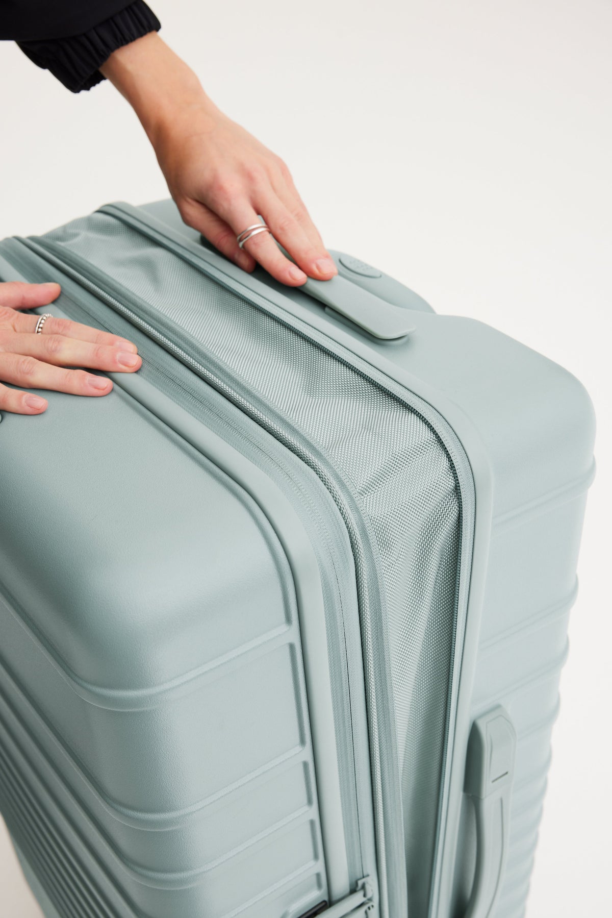 Resale The Medium Check-In Roller in Slate - Image 7